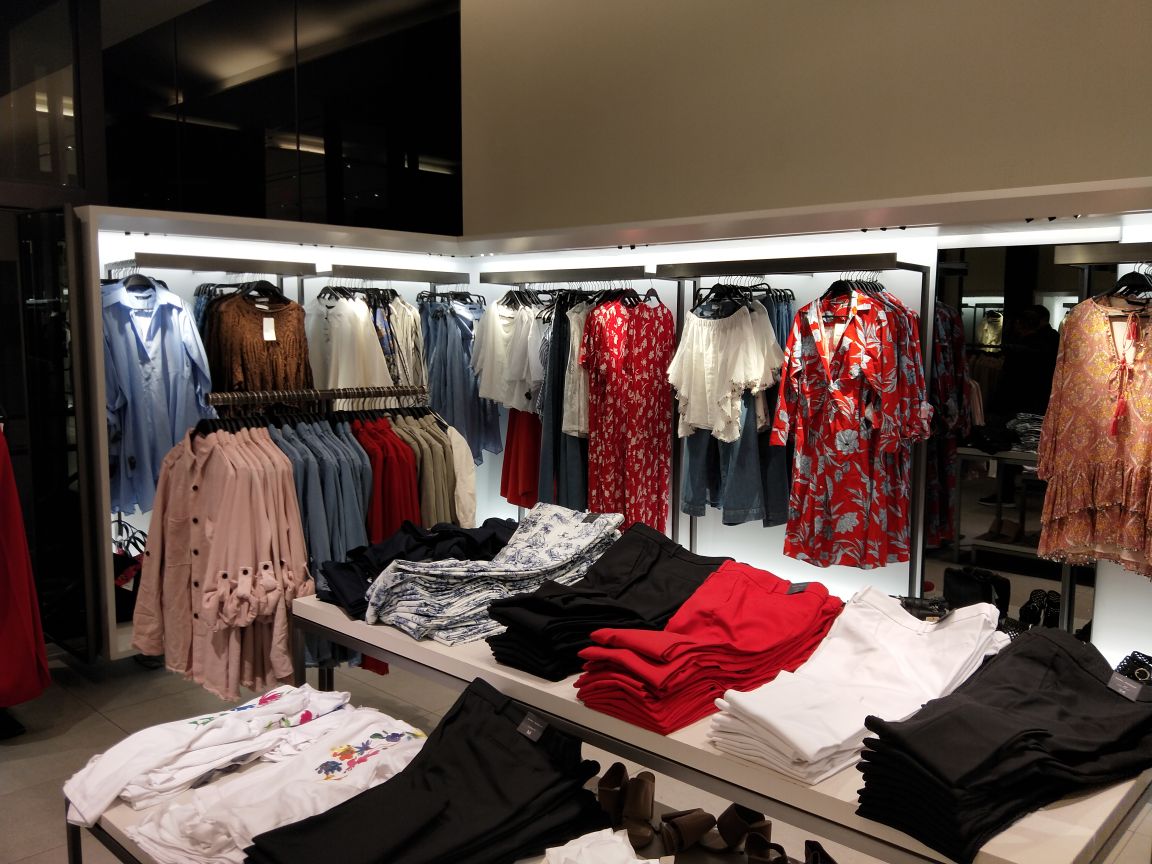 RFID技術(shù)引領(lǐng)服裝門(mén)店變革 智能盤(pán)點(diǎn)與自助收銀重塑顧客購(gòu)物體驗(yàn)