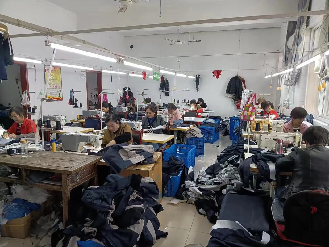 縫紉機聲里的奮斗詩篇 服裝生產(chǎn)車間忙碌的一天